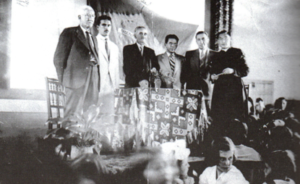 Antonio Ogara em solenidade pública com o prefeito João Bueno - ao centro de terno preto