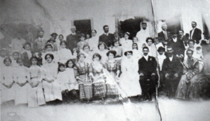 Bodas de Mariano e Hortencia em Nhumirim, por volta de 1910. Os primeiros 5 casamentos da Paróquia aconteceram no então povoado