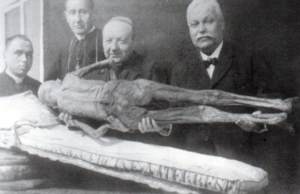 Cientistas examinam o corpo em 1921 com autorização do Papa