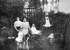 Guido Maestrello, filhos e esposa Alice Bellinette que paraninfou benção da primeira pedra na Matriz