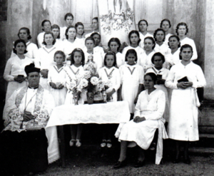 Padre Socrates com filhas de Maria na porta lateral da Matriz