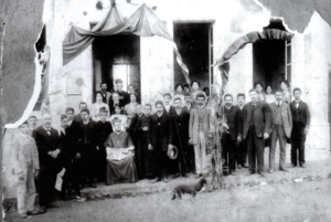 Posse especial do Bispo com moradores em agosto de 1910. Dom Alberto veio ao povoado para inaugurar a nova Matriz