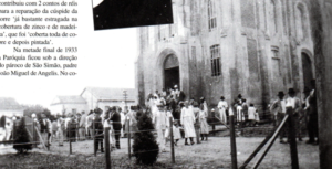 Reforma da Matriz de onde saem os fiéis em 1926