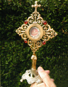 Relicário com pequeno pedaço de tecido da mortalha de Rosa